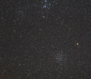 Los cúmulos galácticos M47 (arriba) y M46 (abajo) en Puppis